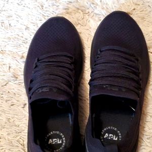APL Size 7 black sneaker